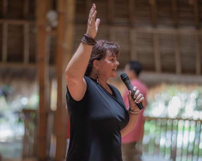 Lisa-Wynn-addressing-an-audience coaching-mastery