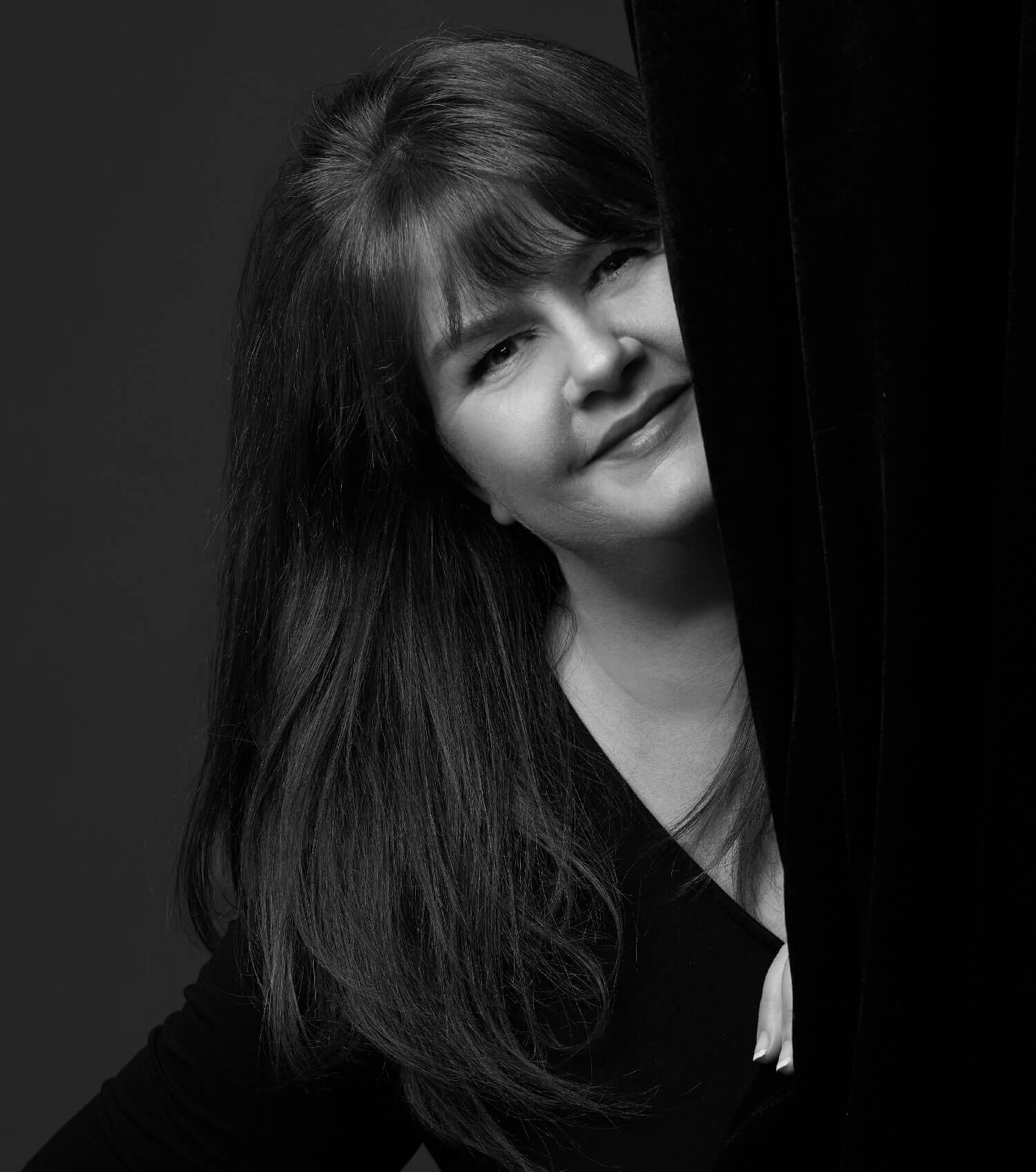 Lisa-Wynn-black-and-white-image-peeking-out